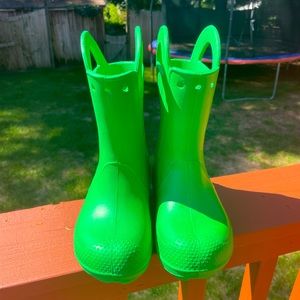 Crocs kids rain boots in green sz 2